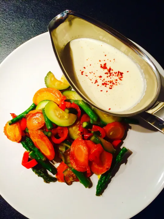 Gemüsepfanne mit Käse-Sahne Sauce 