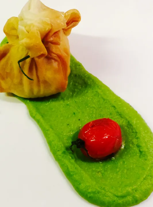 Gemüsesäckchen auf Erbsenpüree