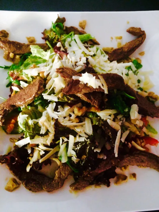 Bunter Salat mit Rinderstreifen