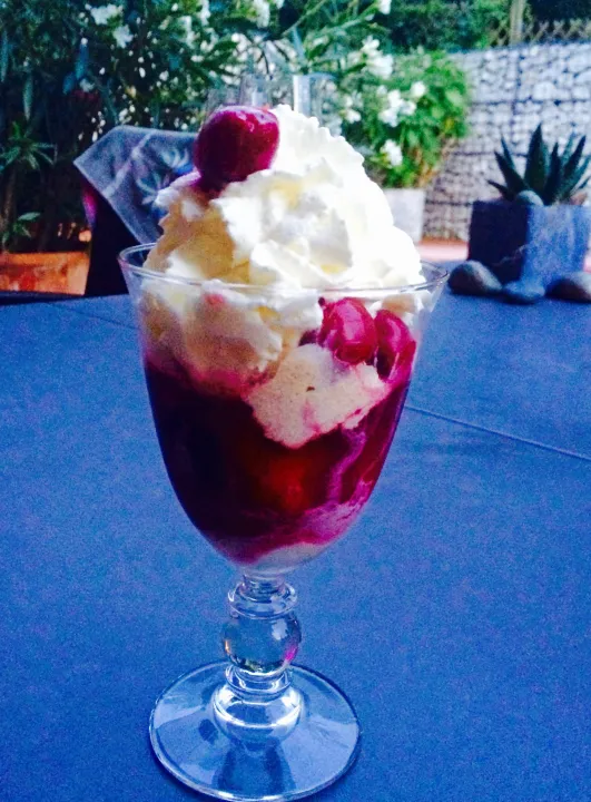 Einfaches Zimt-Eis mit beschwipsten Kirschen 