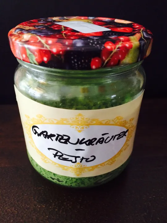 Gartenkräuter Pesto 