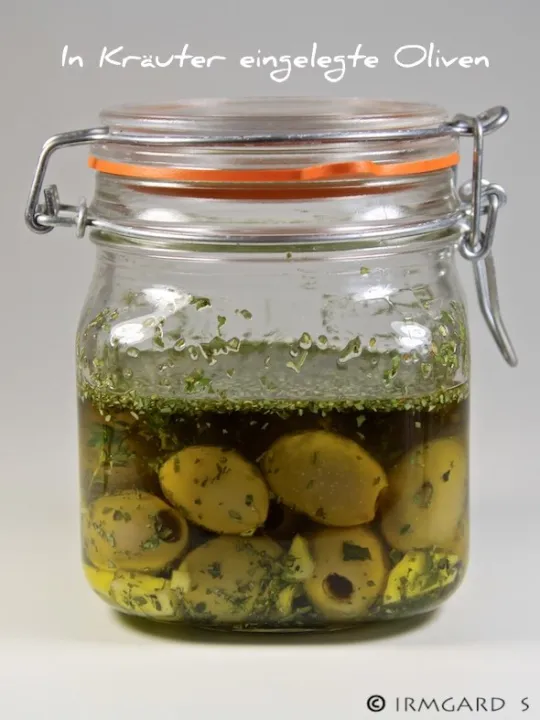 In Kräuter eingelegte Oliven