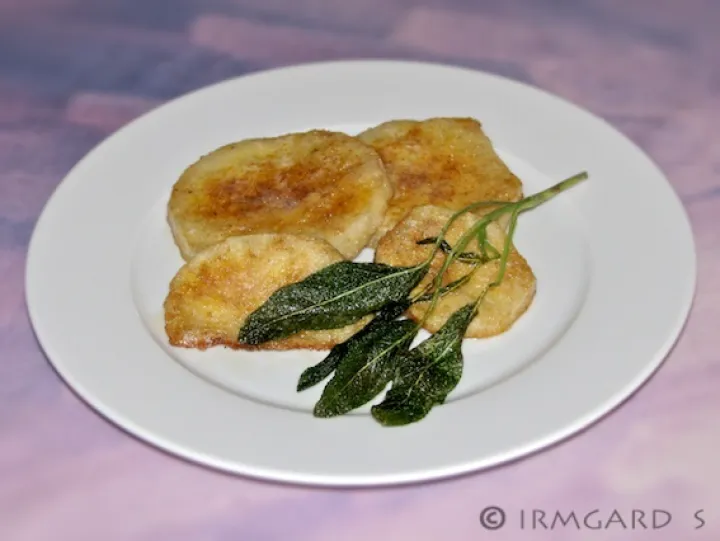 Gebackener Sellerie mit Salbeiblätter