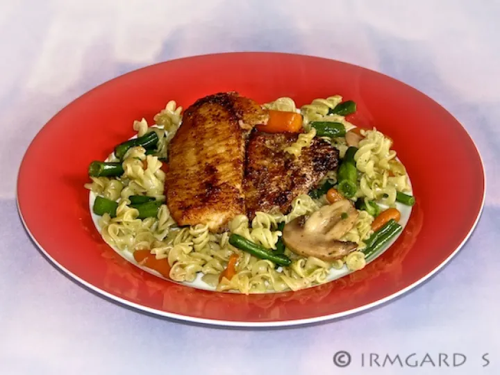 Kapseehecht mit Gemüsenudeln