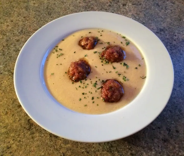 Karfiolcremesuppe mit Hackfleischbällchen