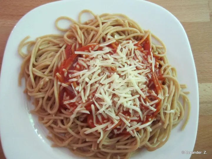 Vollkornnudeln in Tomatensoße & Käse