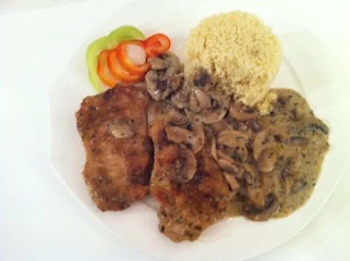 Schweineschnitzerl in Champignonsahnesauce mit Couscous