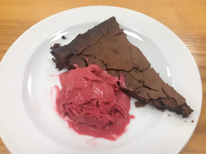 Schokoladentarte mit Himbeer-Kokos-Sorbet