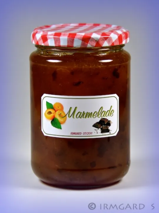 Marillenmarmelade mit Schokoflocken