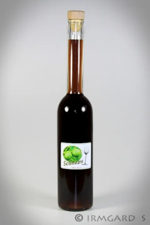 Schnaps aus grünen Nüssen