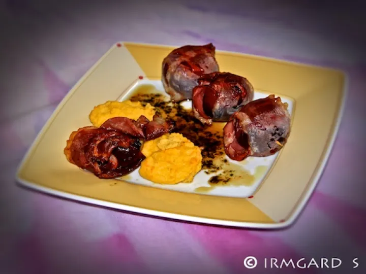 Speckpflaumenspiesse mit Polenta