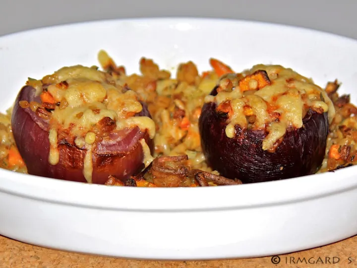 Gefüllte rote Zwiebeln