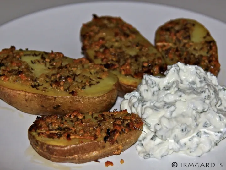 Genofelte Kartoffeln mit Kräuterdip