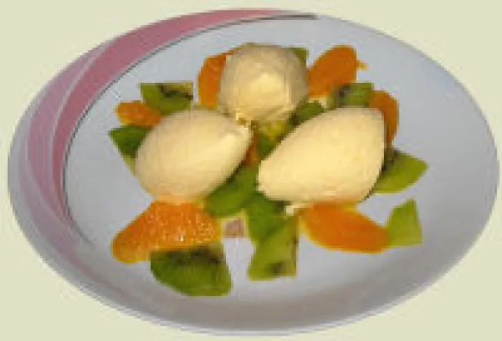 Orangencreme auf marinierten Früchten