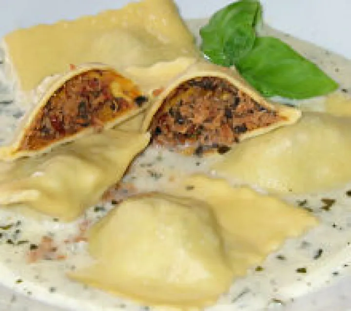 Thunfisch-Ravioli mit mediterraner Rahmsauce