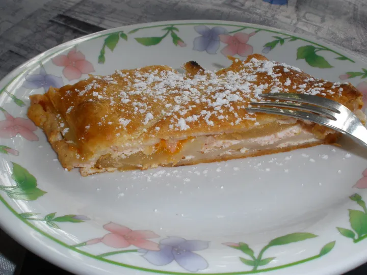 Apfel-Marillen-Strudel