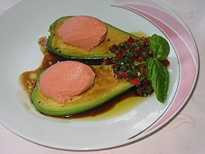 Tomatenmousse auf marinierter Avocado 