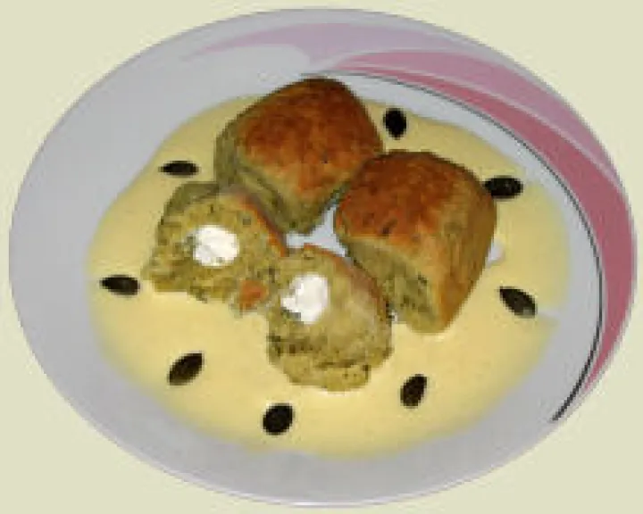 Kürbiskernbuchteln mit Schafkäsefülle und Knoblauchsabayon