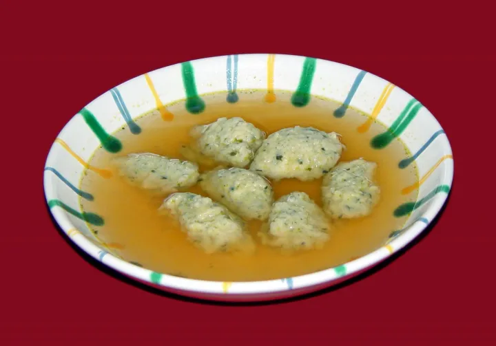 Klare Suppe mit Kürbiskernnockerl