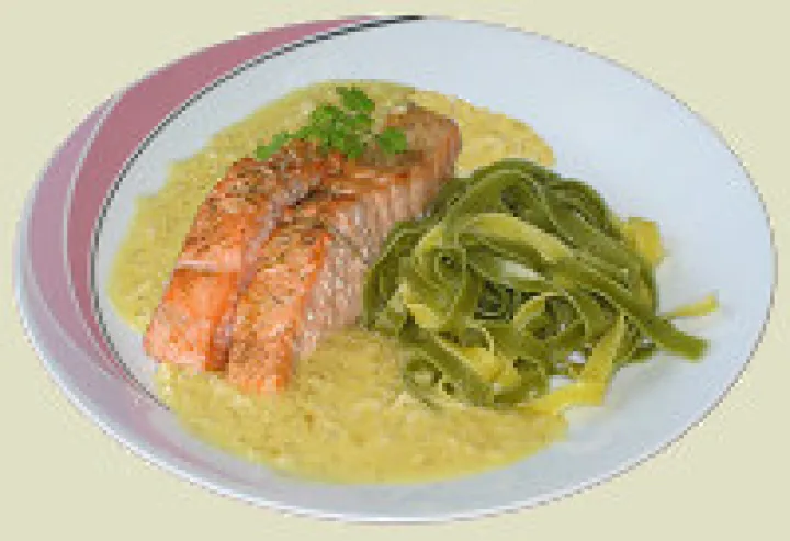 Lachsfilets mit Zwiebel-Sahne-Sauce