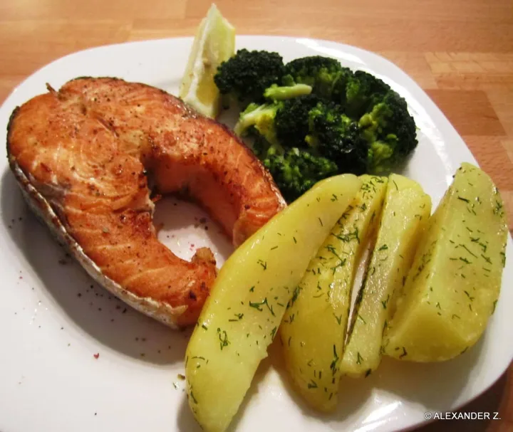 Lachssteak natur mit Brokkoli und Dillkartoffeln