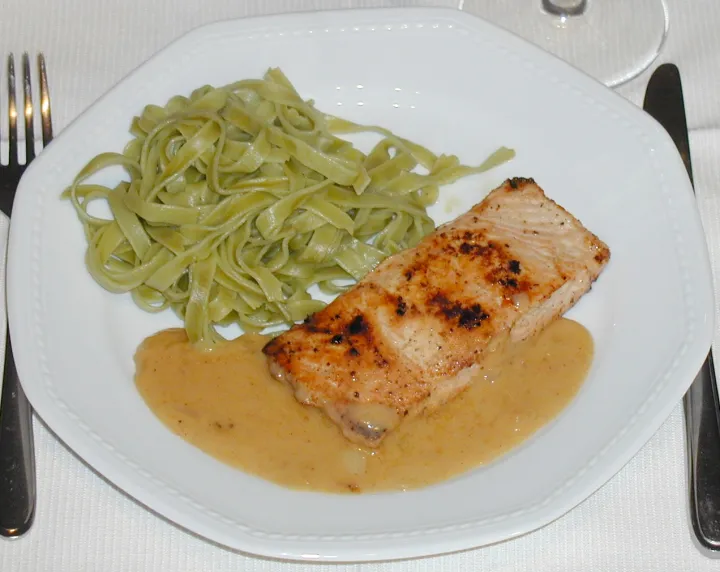 Lachsfilet mit Weißweinsauce