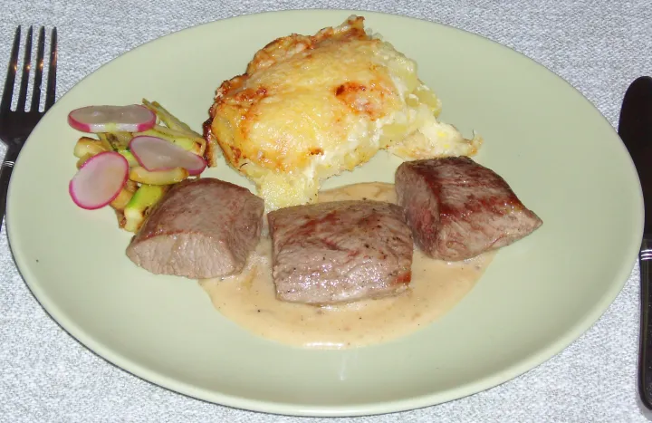Lammfilet mit Schalottensauce und Erdäpfelgratin