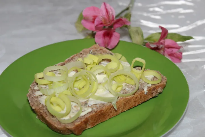 Frühstücksbrot mit Lauch