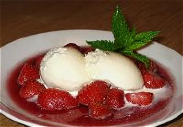 Heiße Erdbeeren in Rotwein