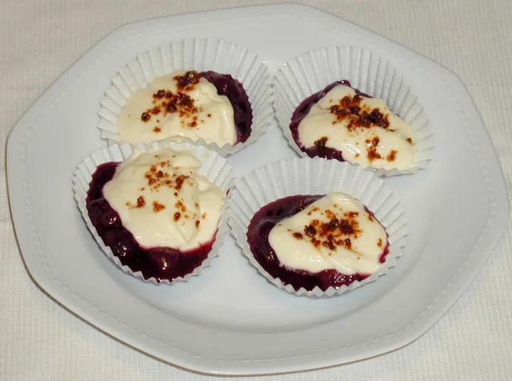 Marzipancreme auf Rotweinweichseln