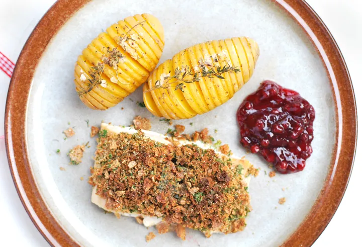 Lachs mit Knäckebrotkruste und schwedischen Kartoffeln