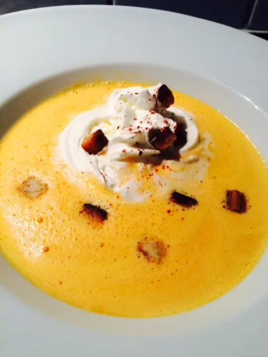 Paprika Suppe+Zimtcroutons