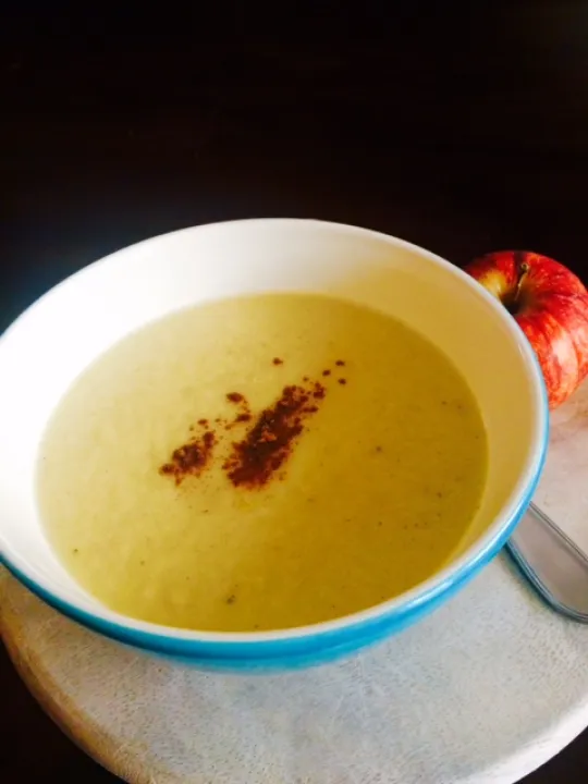 Petersilienwurzelsuppe mit Apfel