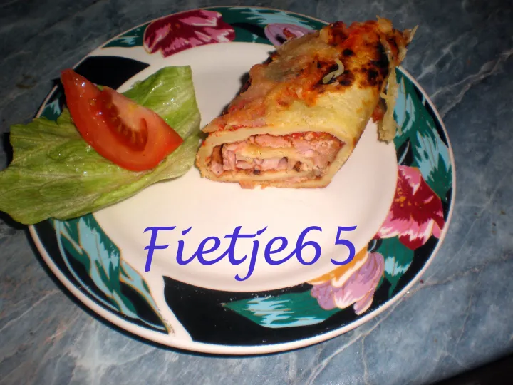 Pizzapfannenkuchen gerollt