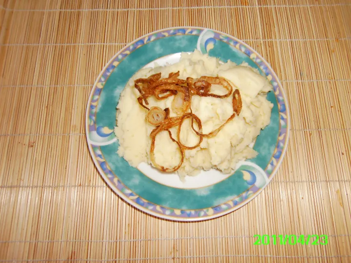 Kartoffelpüree mit Zwiebelringen