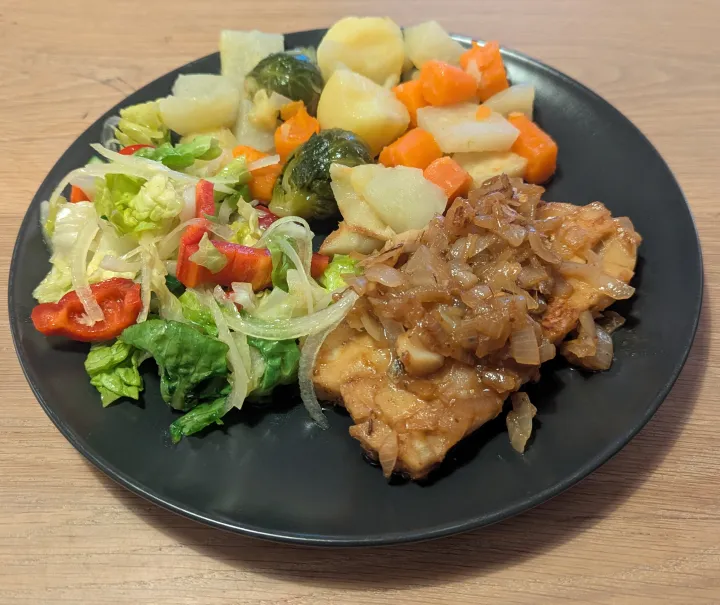 Polardorsch in Zwiebelsauce mit Gemüse  Rezept