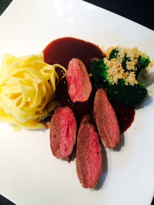 Rehrücken mit Hagebuttensauce