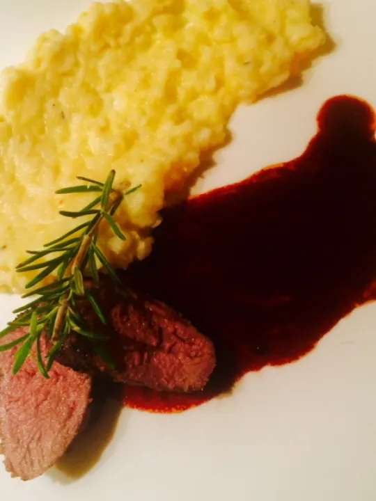 Rehrücken mit Rotweinsauce