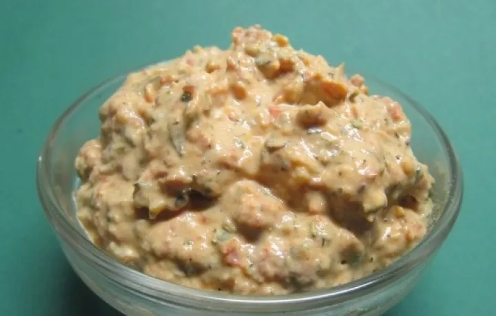 Ricotta Dip mit getrockneten Paradeisern und Thymianhonig