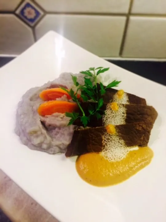 Rindsschnitzel mit Wurzelrahmsauce