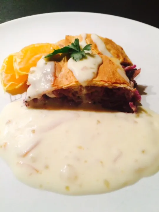 Rotkraut-Strudel mit Orangensauce