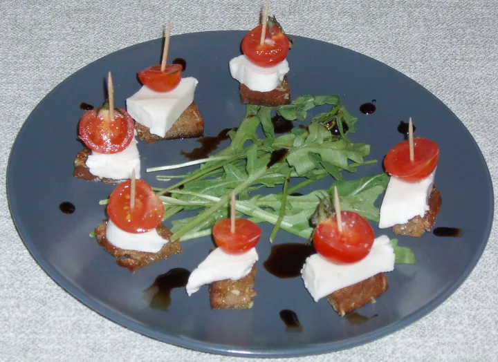 Rucolasalat mit Caprese-Türmchen