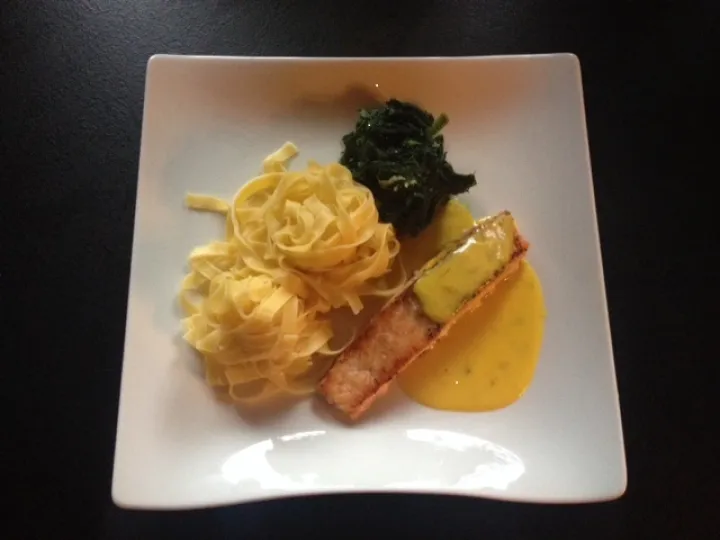 Lachsfilet mit Safransauce