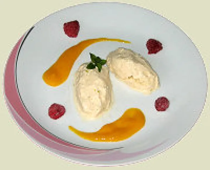 Limetten-Joghurteis mit Fruchtsauce 