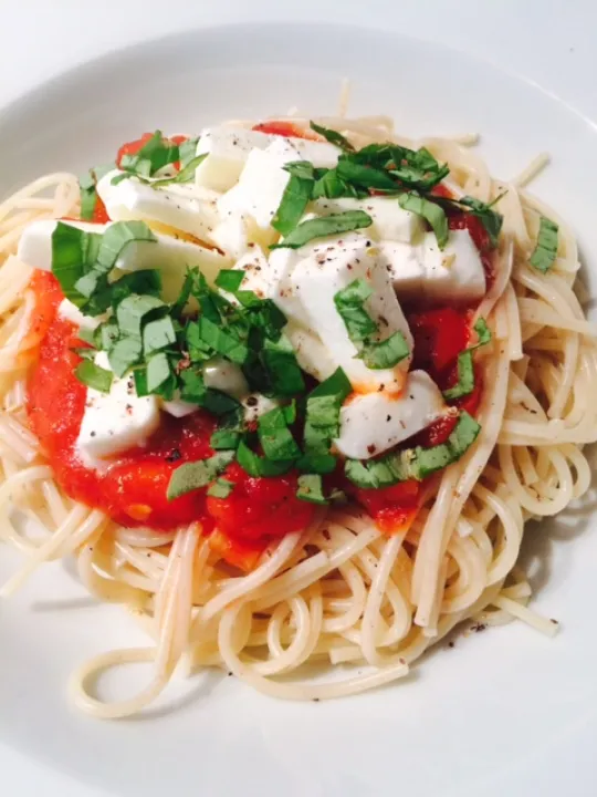 Spaghetti mit Mozzarella+Tomate