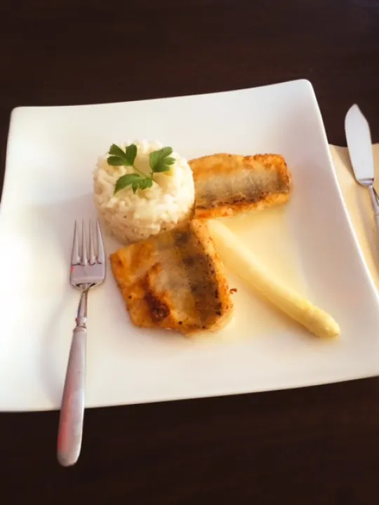 Spargel und Zander treffen Riesling