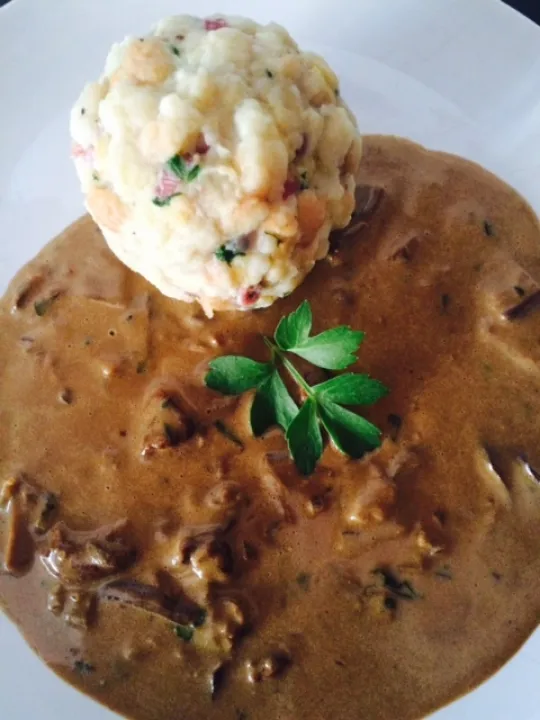 Speck-Knödel+Pilzrahmsauce