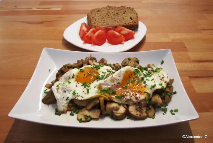 Spiegelei auf Pilzen