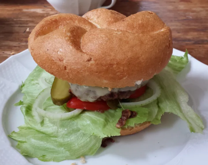 Steirischer Cheeseburger