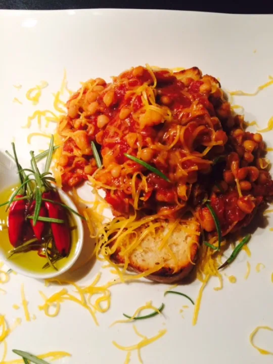 TOAST  with   BAKED BEANS  ( selbstgemacht )und Chiliöl